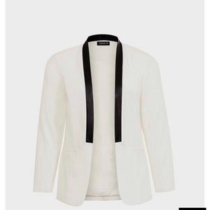 TORRID STUDIO CREPE PU TRIM WHITE BLAZER (Size 1)